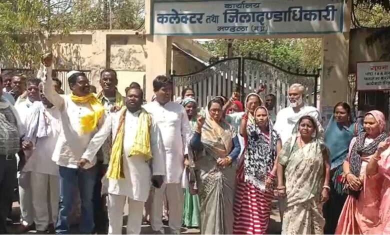 सरपंचों का जनपद सीईओ के खिलाफ मोर्चा, पद हटाने की मांग के साथ उग्र आंदोलन की चेतावनी