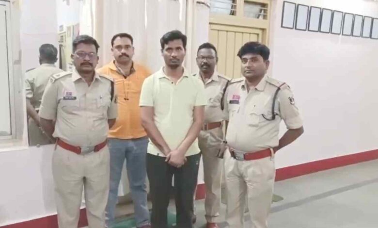 पुलिस ने रसल एक्का गैंग का भंडाफोड़ किया, 7 आरोपी गिरफ्तार पुलिस ने रसल एक्का गैंग का भंडाफोड़ किया, 7 आरोपी गिरफ्तार