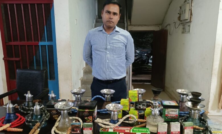 पुलिस की दबिश में पकड़ा गया अवैध हुक्का बार, होटल मैनेजर गिरफ्तार पुलिस की दबिश में पकड़ा गया अवैध हुक्का बार, होटल मैनेजर गिरफ्तार