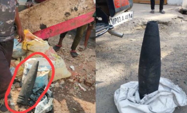 फैक्ट्री में मिला घातक बम का खोल, पुलिस और बम स्क्वॉड जांच में जुटे फैक्ट्री में मिला घातक बम का खोल, पुलिस और बम स्क्वॉड जांच में जुटे