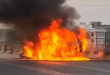 चलती कार में अचानक आग, चालक ने बचाई अपनी जान