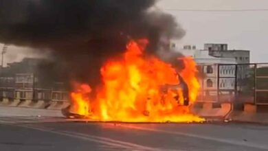 चलती कार में अचानक आग, चालक ने बचाई अपनी जान