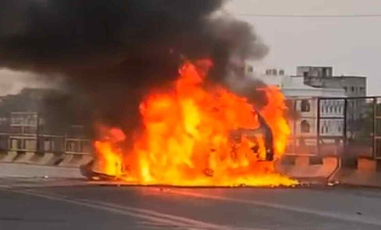 चलती कार में अचानक आग, चालक ने बचाई अपनी जान