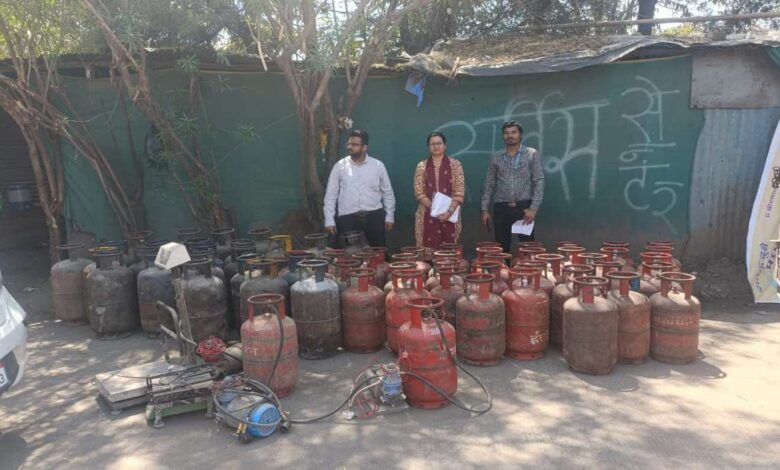 न्यू लोहा मंडी में अवैध गैस गोदाम पकड़ा, आरोपी फरार और 66 सिलेंडर जब्त