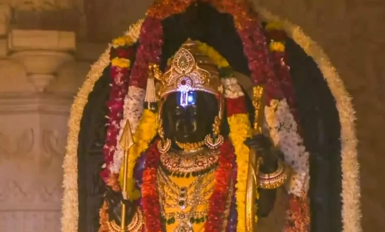 अयोध्या में रामलला का सूर्य तिलक, 9 मिनट तक पड़ीं ललाट पर किरणें अयोध्या में रामलला का सूर्य तिलक, 9 मिनट तक पड़ीं ललाट पर किरणें