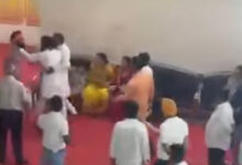 धीरेंद्र शास्त्री से मिलने को लेकर आयोजन समिति और अग्रवाल के बीच बहस, हाथापाई तक पहुंचा मामला