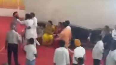 धीरेंद्र शास्त्री से मिलने को लेकर आयोजन समिति और अग्रवाल के बीच बहस, हाथापाई तक पहुंचा मामला