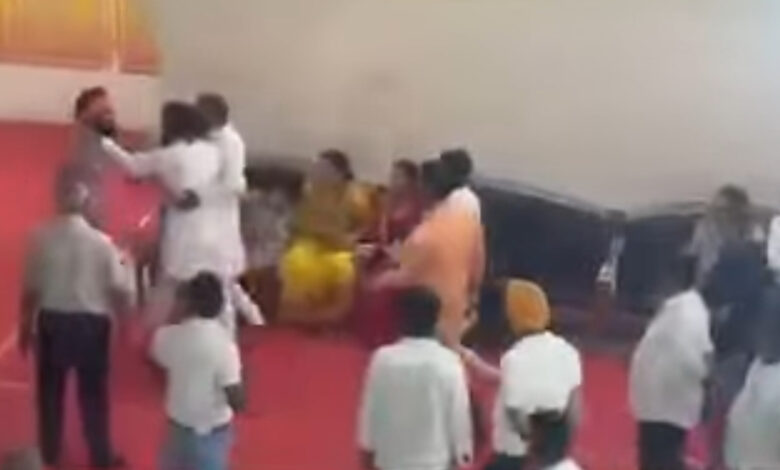 धीरेंद्र शास्त्री से मिलने को लेकर आयोजन समिति और अग्रवाल के बीच बहस, हाथापाई तक पहुंचा मामला धीरेंद्र शास्त्री से मिलने को लेकर आयोजन समिति और अग्रवाल के बीच बहस, हाथापाई तक पहुंचा मामला