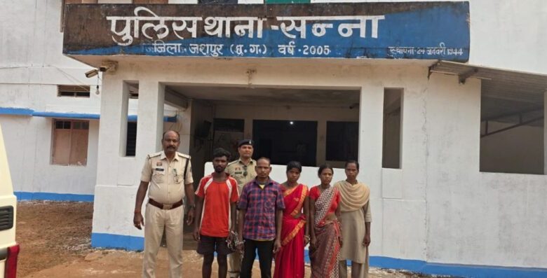 महिला के गुप्तांग में डंडा डालकर हत्या, पति समेत चार आरोपी गिरफ्तार महिला के गुप्तांग में डंडा डालकर हत्या, पति समेत चार आरोपी गिरफ्तार