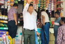 खमतराई स्कूल के सामने डेली नीड्स दुकान और ठेले को निगम ने किया सीलबंद