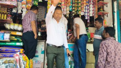 खमतराई स्कूल के सामने डेली नीड्स दुकान और ठेले को निगम ने किया सीलबंद