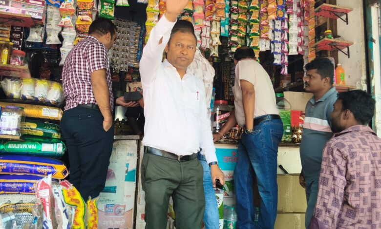 खमतराई स्कूल के सामने डेली नीड्स दुकान और ठेले को निगम ने किया सीलबंद