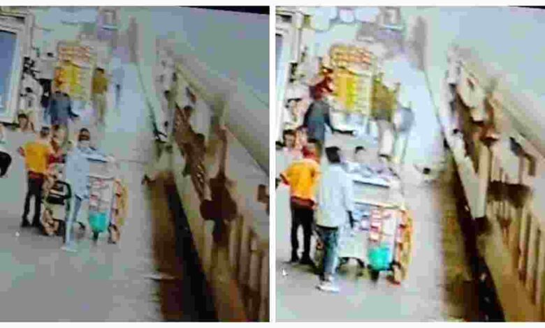 चलती ट्रेन में चढ़ने की कोशिश कर रहा था युवक अचानक फिसला पैर, पढ़े पूरी खबर