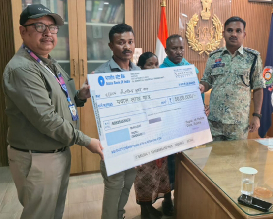 आईईडी विस्फोट में घायल जवान को सुकमा एसपी ने किया 50 लाख का भुगतान