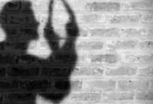 युवक ने अपने घर की छत पर फांसी लगाकर आत्महत्या कर ली