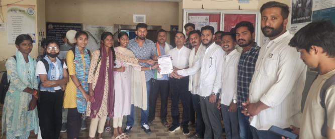 एनएसयूआई ने महाविद्यालय में छात्र संघ चुनाव बहाली की मांग काे लेकर सौंपा ज्ञापन