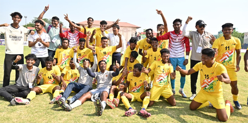 फुटबॉल में छत्तीसगढ़ को रजत पदक : फाइनल में कड़े मुकाबले में पश्चिम बंगाल से 0-1 से मिली हार फुटबॉल में छत्तीसगढ़ को रजत पदक : फाइनल में कड़े मुकाबले में पश्चिम बंगाल से 0-1 से मिली हार