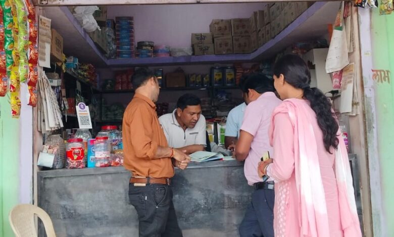 उर्वरक विक्रेताओं पर प्रशासन सख्त, 16 दुकानों का निरीक्षण, अनियमितता पर 5 को कारण बताओ नोटिस