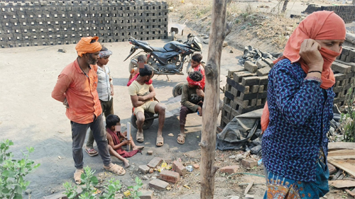 बीरगांव ईंट भट्टी पर छापा, 3 नाबालिग बच्चियों का बाल आयोग की अध्यक्ष डॉ. वर्णिका ने कराया रेस्क्यू