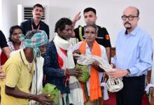 राज्यपाल डेका ने ग्राम बेहराखार जाकर विशेष पिछड़ी जनजाति बिरहोर समुदायों से की आत्मीय मुलाकात