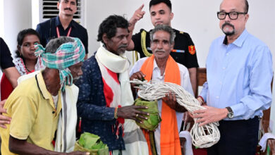 राज्यपाल डेका ने ग्राम बेहराखार जाकर विशेष पिछड़ी जनजाति बिरहोर समुदायों से की आत्मीय मुलाकात राज्यपाल डेका ने ग्राम बेहराखार जाकर विशेष पिछड़ी जनजाति बिरहोर समुदायों से की आत्मीय मुलाकात