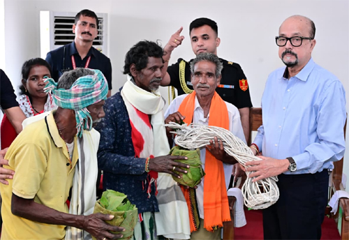 राज्यपाल डेका ने ग्राम बेहराखार जाकर विशेष पिछड़ी जनजाति बिरहोर समुदायों से की आत्मीय मुलाकात