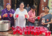 श्रमिक व राहगीरों को जवाहर नगर अग्रवाल समाज की महिलाओं ने बांटे शरबत