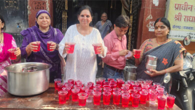 श्रमिक व राहगीरों को जवाहर नगर अग्रवाल समाज की महिलाओं ने बांटे शरबत