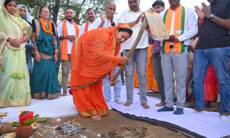 मंत्री राजवाड़े ने 3.80 करोड़ रूपए की सड़क निर्माण कार्य का किया शुभारंभ