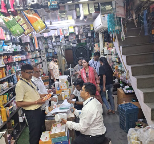 कॉस्मेटिक दुकानों पर खाद्य व औषधि प्रशासन की सख्ती, किया एक्सपायरी उत्पादों व दस्तावेजों की जांच