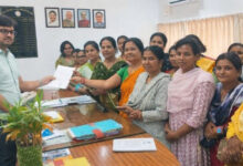 आंगनबाड़ी कार्यकर्ताओं ने अन्य विभागों के कार्य से मुक्ति हेतु सौंपा ज्ञापन