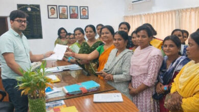 आंगनबाड़ी कार्यकर्ताओं ने अन्य विभागों के कार्य से मुक्ति हेतु सौंपा ज्ञापन