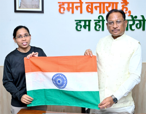 एवरेस्ट पर तिरंगा फहराने निकली छत्तीसगढ़ की बेटी, मुख्यमंत्री ने दी शुभकामनाएं एवरेस्ट पर तिरंगा फहराने निकली छत्तीसगढ़ की बेटी, मुख्यमंत्री ने दी शुभकामनाएं