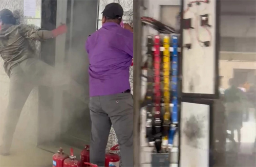 खमतराई इलाके में कई सालों से बंद तंबाखू गोदाम व डाल्फिन ज्वेलो अपार्टमेंट के लिफ्ट में लगी आग खमतराई इलाके में कई सालों से बंद तंबाखू गोदाम व डाल्फिन ज्वेलो अपार्टमेंट के लिफ्ट में लगी आग