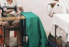 सियान गुड़ी में पहुंचे बुजुर्ग, सिलाई मशीन सीखकर सील रहे घरेलू कपड़े