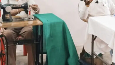 सियान गुड़ी में पहुंचे बुजुर्ग, सिलाई मशीन सीखकर सील रहे घरेलू कपड़े