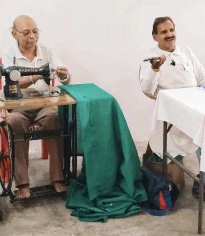 सियान गुड़ी में पहुंचे बुजुर्ग, सिलाई मशीन सीखकर सील रहे घरेलू कपड़े