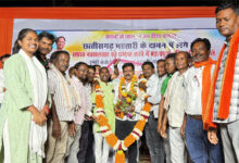 नक्सलवाद से मुक्ति पर बाजे गाजे के साथ लड्डुओं से तौलकर विभिन्न समाजों एवं संगठनों ने शर्मा का किया सम्मान