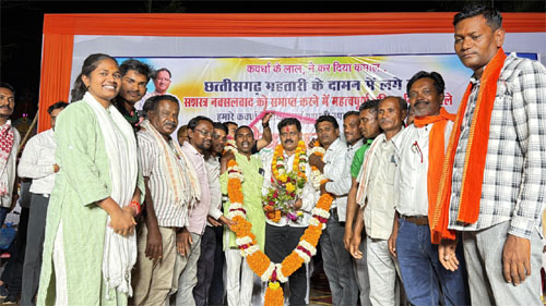 नक्सलवाद से मुक्ति पर बाजे गाजे के साथ लड्डुओं से तौलकर विभिन्न समाजों एवं संगठनों ने शर्मा का किया सम्मान