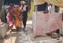 दूल्हा-दुल्हन ने अंगारों पर चलकर पूरी कीं विवाह की रस्में