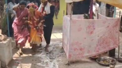 दूल्हा-दुल्हन ने अंगारों पर चलकर पूरी कीं विवाह की रस्में