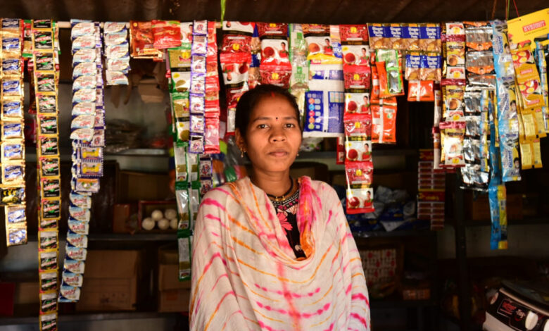 आजीविका मिशन से रमशीला को मिला आत्मनिर्भरता का संबल, किराना दुकान से 25 हजार की कर रहीं हैं आय अर्जित