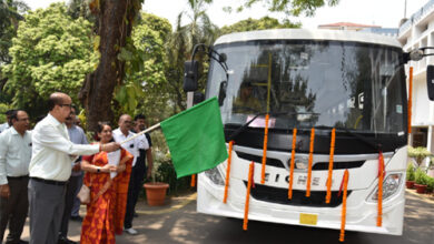 राज्यपाल डेका ने खैरागढ़ विवि की नई बस को दिखाई हरी झंडी, विद्यार्थियों को मिलेगी सुविधा