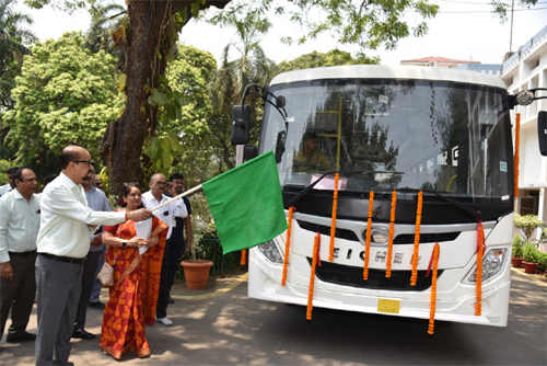 राज्यपाल डेका ने खैरागढ़ विवि की नई बस को दिखाई हरी झंडी, विद्यार्थियों को मिलेगी सुविधा