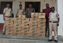 पुलिस की छापेमारी में सूने मकान से 35 पेटी अवैध अंग्रेजी शराब, 1 स्कूटी व 1 बाईक जप्त