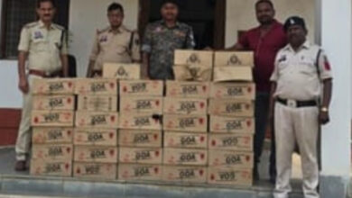 पुलिस की छापेमारी में सूने मकान से 35 पेटी अवैध अंग्रेजी शराब, 1 स्कूटी व 1 बाईक जप्त पुलिस की छापेमारी में सूने मकान से 35 पेटी अवैध अंग्रेजी शराब, 1 स्कूटी व 1 बाईक जप्त