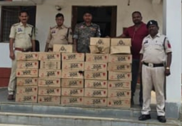 पुलिस की छापेमारी में सूने मकान से 35 पेटी अवैध अंग्रेजी शराब, 1 स्कूटी व 1 बाईक जप्त