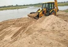 अवैध रेत उत्खनन पर बड़ा प्रहार, रात 1 बजे खनिज विभाग की ताबड़तोड़ कार्रवाई में मशीन सहित 4 ट्रैक्टर जब्त