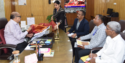 राज्यपाल ने कोसा वस्त्रों के नवाचार और बुनकरों के आर्थिक सशक्तिकरण पर दिया जोर