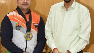 राज्यपाल डेका ने स्वर्ण पदक विजेता आर्मरेसलर श्रीमंत झा को दी बधाई